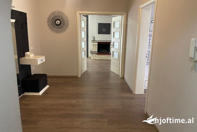 Shtepi me qera Shtepi Private ne Tirane, 7+1, Mobilimi E mobiluar, Pagesa 5,500  Euro.