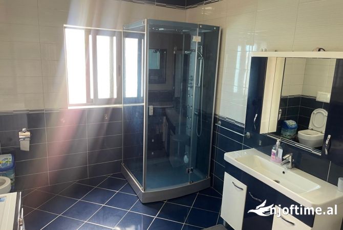 Shtepi me qera Shtepi Private ne Tirane, 7+1, Mobilimi E mobiluar, Pagesa 5,500  Euro.