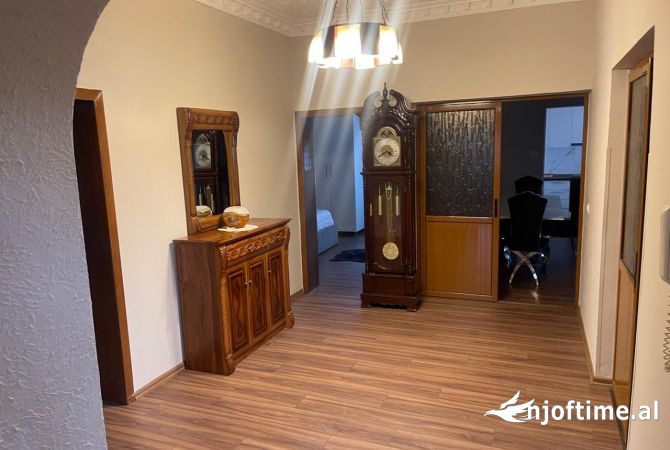 Shtepi me qera Shtepi Private ne Tirane, 7+1, Mobilimi E mobiluar, Pagesa 5,500  Euro.