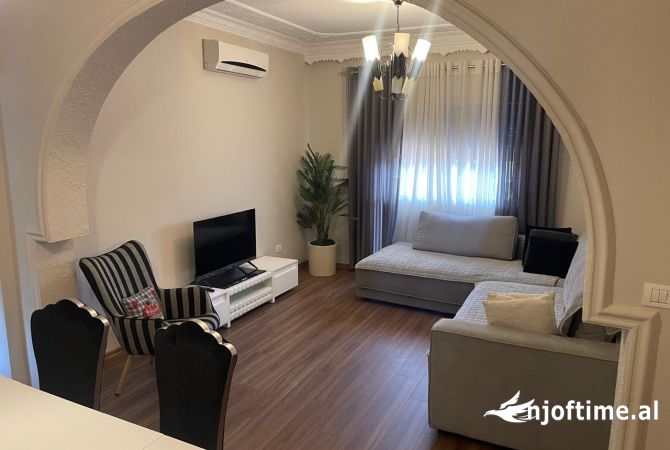 Shtepi me qera Shtepi Private ne Tirane, 7+1, Mobilimi E mobiluar, Pagesa 5,500  Euro.