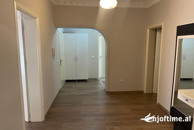 Shtepi ne shitje Shtepi Private ne Tirane, 7+1, Mobilimi E mobiluar, Pagesa 1,380,000  Euro.