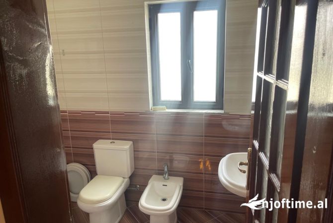 Shtepi ne shitje Shtepi Private ne Tirane, 7+1, Mobilimi E mobiluar, Pagesa 1,380,000  Euro.