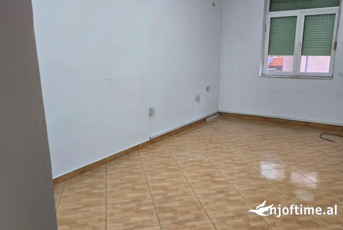 Ambient biznesi me qera 3+1 ne Tirane - 60,000 Leke