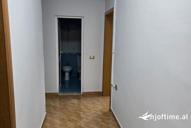 (Pamje nga rr kryesore) Jepet apartament 2+1 me qera tek Kinema Agimi per zyra