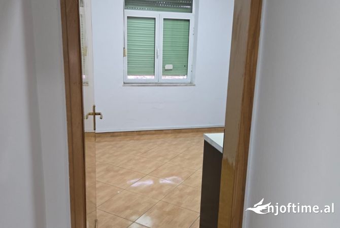 (Pamje nga rr kryesore) Jepet apartament 2+1 me qera tek Kinema Agimi per zyra