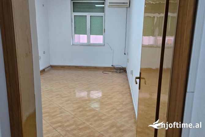 Ambient biznesi me qera 3+1 ne Tirane - 60,000 Leke