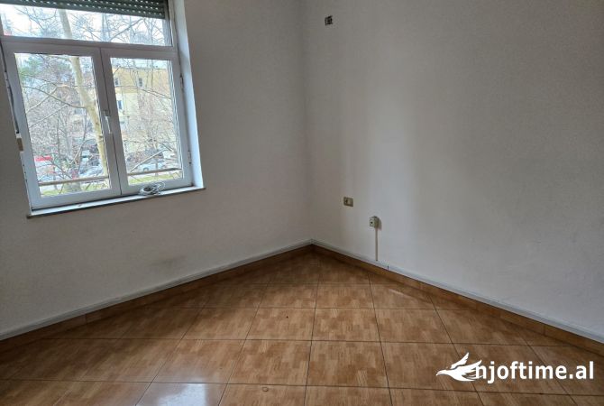 Ambient biznesi me qera 3+1 ne Tirane - 60,000 Leke