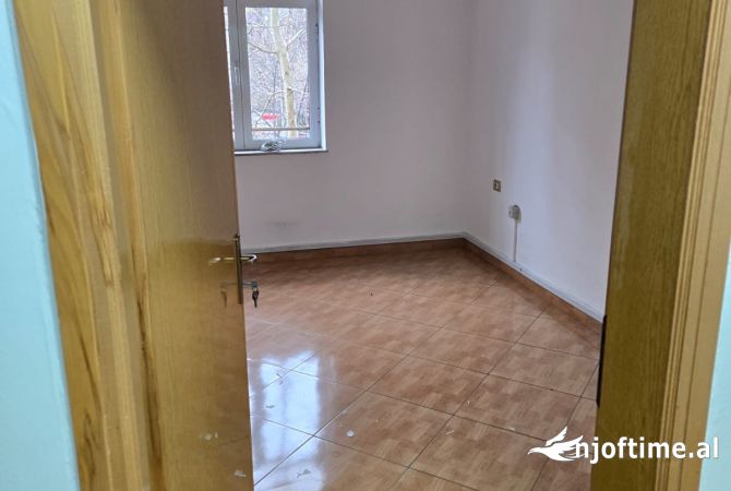 (Pamje nga rr kryesore) Jepet apartament 2+1 me qera tek Kinema Agimi per zyra