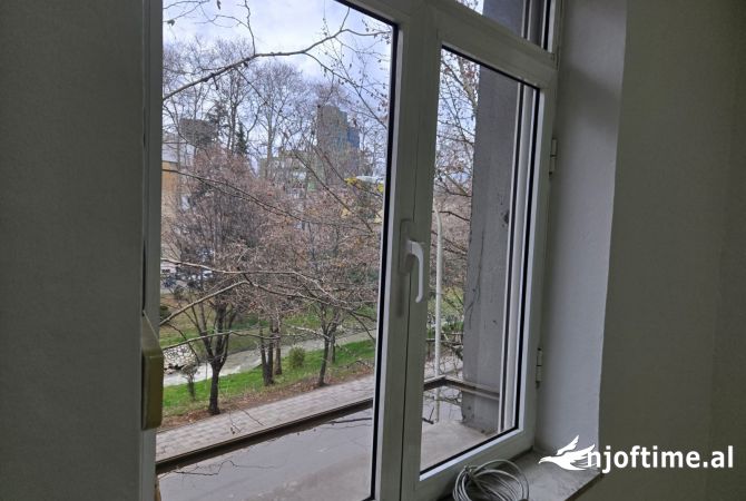 (Pamje nga rr kryesore) Jepet apartament 2+1 me qera tek Kinema Agimi per zyra