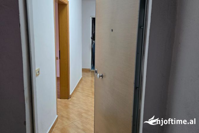 (Pamje nga rr kryesore) Jepet apartament 2+1 me qera tek Kinema Agimi per zyra