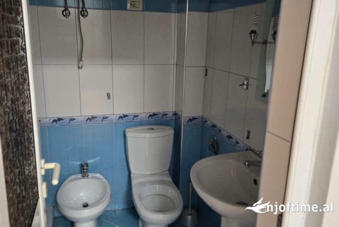 (Pamje nga rr kryesore) Jepet apartament 2+1 me qera tek Kinema Agimi per zyra