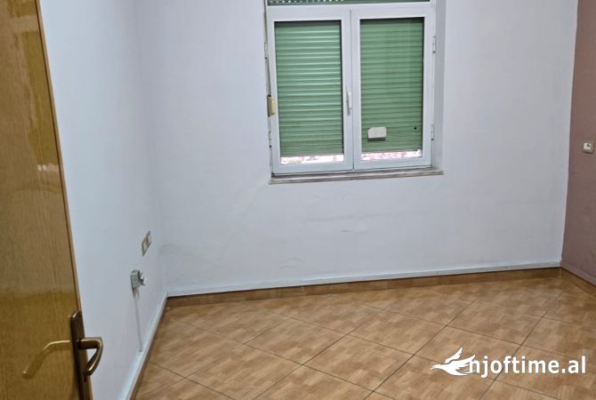 (Pamje nga rr kryesore) Jepet apartament 2+1 me qera tek Kinema Agimi per zyra