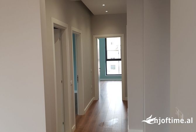 Jepet apartament 2+1+2poste parkimi tek Rr Barrikadave , perballe Gjimnazit Sami Frasheri 