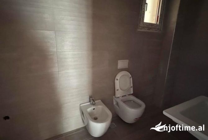 Shtepi me qera Apartament ne Tirane, 2+1, Mobilimi Bosh, pa mobiluar, Pagesa 600  Euro.