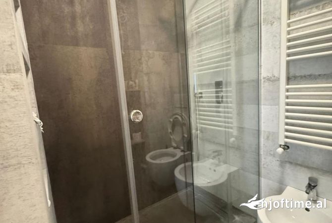 Shtepi ne shitje Apartament ne Tirane, 2+1, Mobilimi E mobiluar, Pagesa 206,000  Euro.