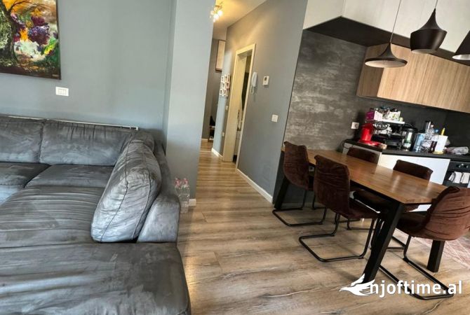 Shtepi ne shitje Apartament ne Tirane, 2+1, Mobilimi E mobiluar, Pagesa 206,000  Euro.