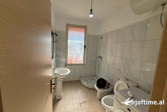 Ambient biznesi me qera 3+1 ne Tirane - 430 Euro
