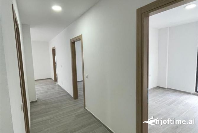 Shtepi me qera Apartament ne Tirane, 3+1, Mobilimi Bosh, pa mobiluar, Pagesa 45,000  Leke.