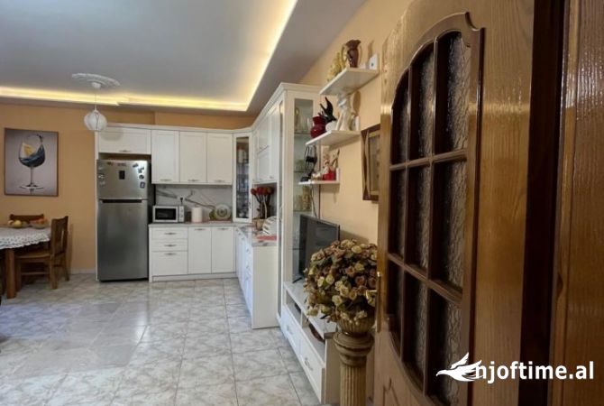 Shtepi ne shitje Apartament ne Tirane, 2+1, Mobilimi E mobiluar, Pagesa 155,000  Euro.