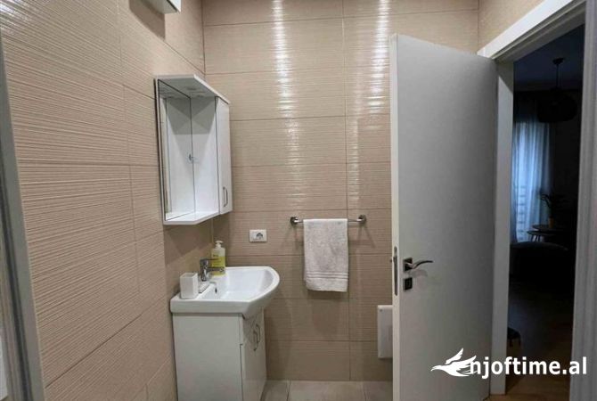 Shtepi me qera Apartament ne Tirane, 2+1, Mobilimi E mobiluar, Pagesa 80,000  Leke.