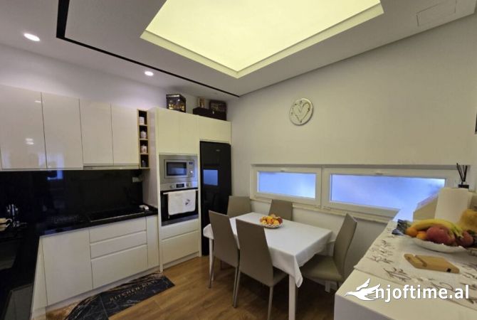Shtepi ne shitje Apartament ne Tirane, 2+1, Mobilimi E mobiluar, Pagesa 280,000  Euro.