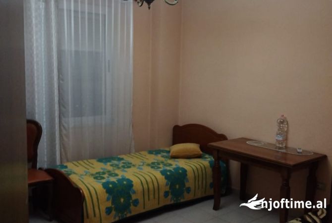 Shtepi ne shitje Apartament ne Tirane, 3+1, Mobilimi E mobiluar, Pagesa 295,000  Euro.