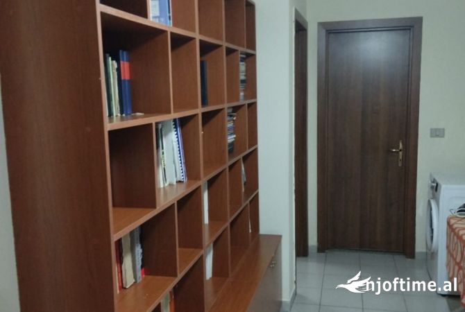 Shtepi ne shitje Apartament ne Tirane, 3+1, Mobilimi E mobiluar, Pagesa 295,000  Euro.