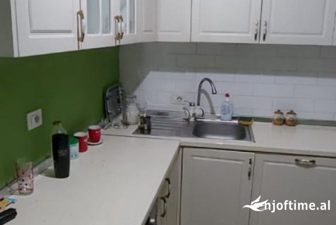 Shtepi me qera Apartament ne Tirane, 2+1, Mobilimi Bosh, pa mobiluar, Pagesa 300  Euro.
