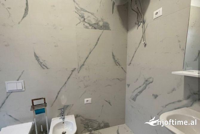 Shtepi me qera Apartament ne Tirane, 2+1, Mobilimi E mobiluar, Pagesa 830  Euro.
