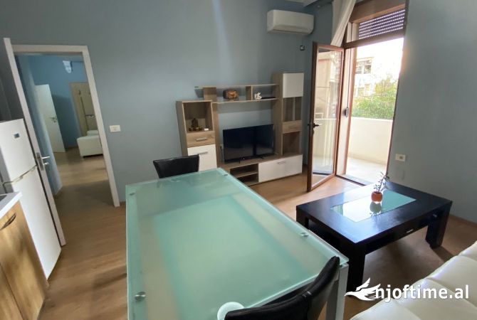 Shtepi me qera Apartament ne Tirane, 1+1, Mobilimi E mobiluar, Pagesa 450  Euro.