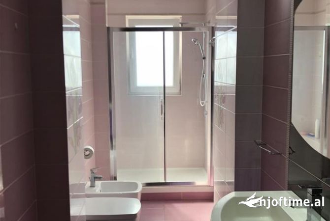 Shtepi me qera Apartament ne Tirane, 3+1, Mobilimi E mobiluar, Pagesa 110,000  Leke.