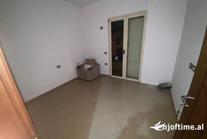 Shtepi me qera Shtepi Private ne Tirane, 2+1, Mobilimi E mobiluar, Pagesa 35,000  Leke.