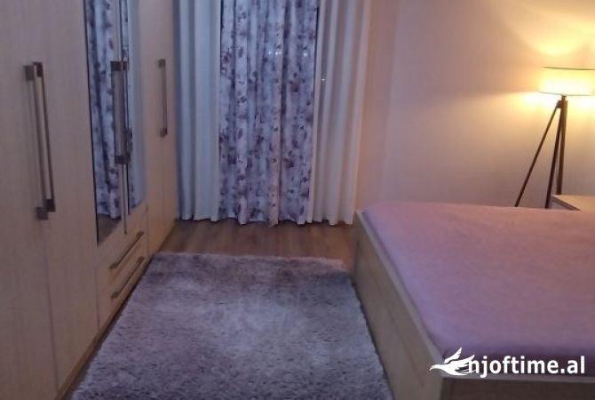 Shtepi me qera Papafingo(kati i catise) ne Tirane, 1+1, Mobilimi E mobiluar, Pagesa 40,000  Leke.