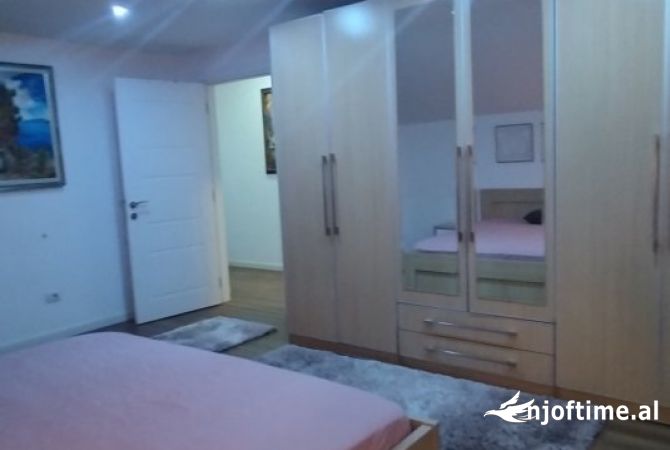 Shtepi me qera Papafingo(kati i catise) ne Tirane, 1+1, Mobilimi E mobiluar, Pagesa 40,000  Leke.