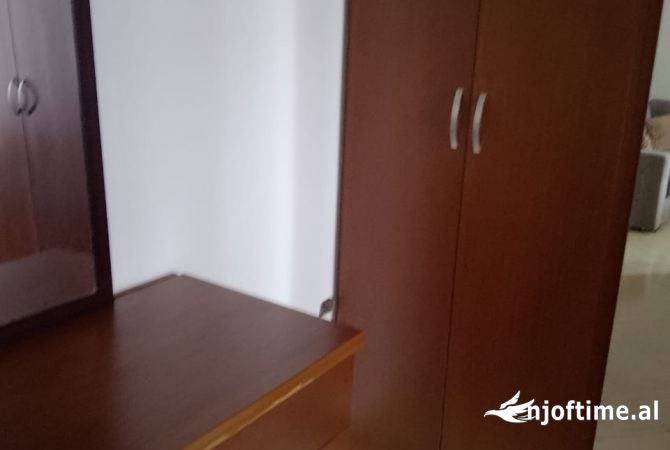 Shtepi me qera Apartament ne Tirane, 2+1, Mobilimi E mobiluar, Pagesa 400  Euro.