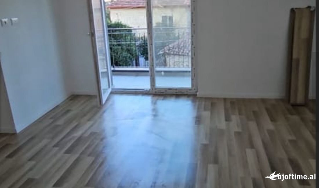 Shtepi ne shitje Apartament ne Tirane, Garsoniere, Mobilimi Bosh, pa mobiluar, Pagesa 90,000  Euro.