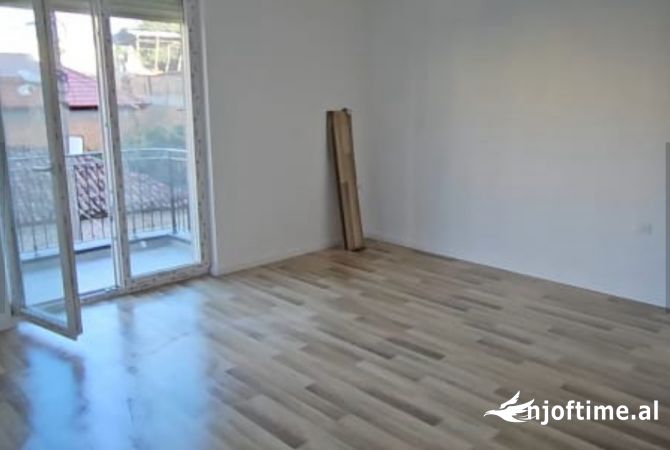 Shtepi ne shitje Apartament ne Tirane, Garsoniere, Mobilimi Bosh, pa mobiluar, Pagesa 90,000  Euro.