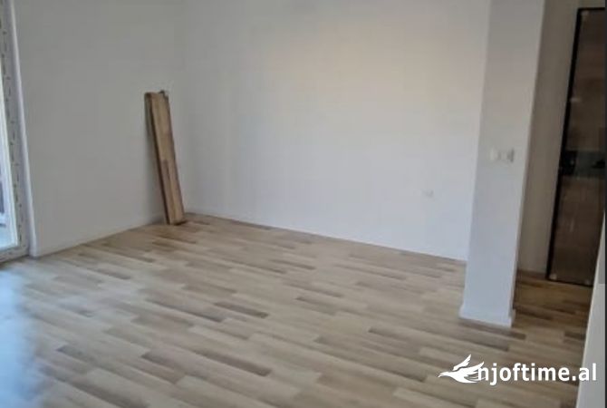 Shtepi ne shitje Apartament ne Tirane, Garsoniere, Mobilimi Bosh, pa mobiluar, Pagesa 90,000  Euro.