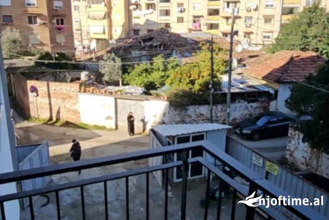 Shtepi ne shitje Apartament ne Tirane, Garsoniere, Mobilimi Bosh, pa mobiluar, Pagesa 90,000  Euro.