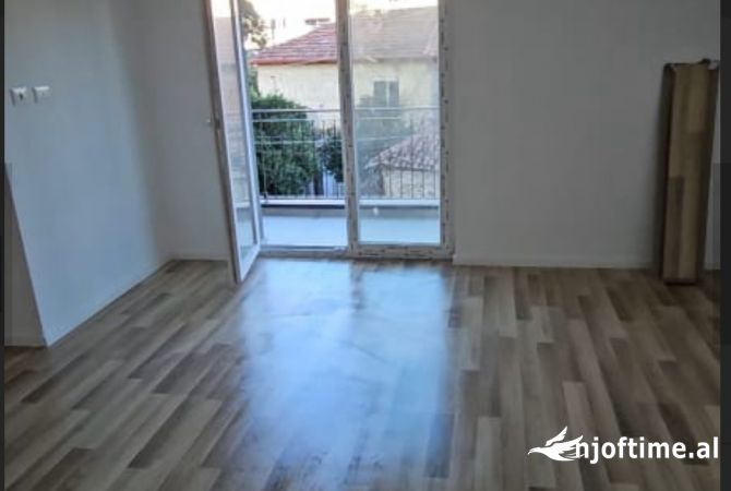 Shtepi ne shitje Apartament ne Tirane, Garsoniere, Mobilimi Bosh, pa mobiluar, Pagesa 90,000  Euro.