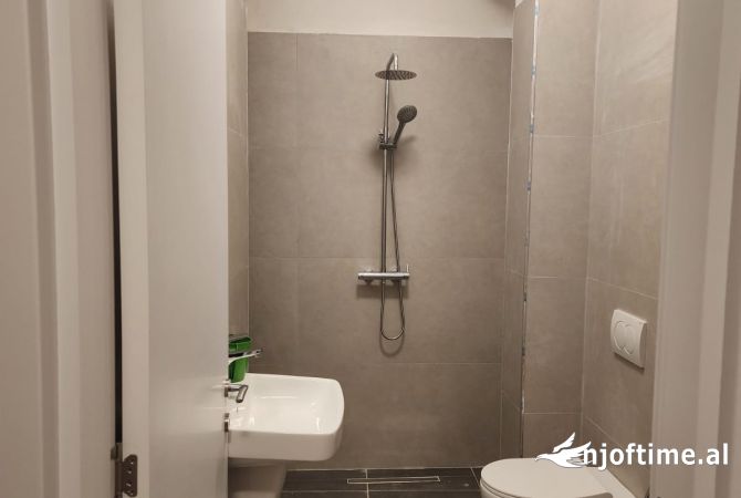 Jepet ambjent biznesi + parkim me qera pas shkolles se kuqe