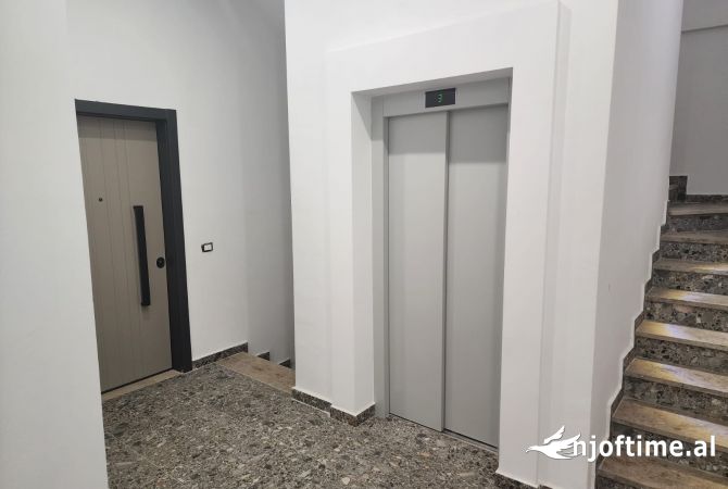 Jepet ambjent biznesi + parkim me qera pas shkolles se kuqe