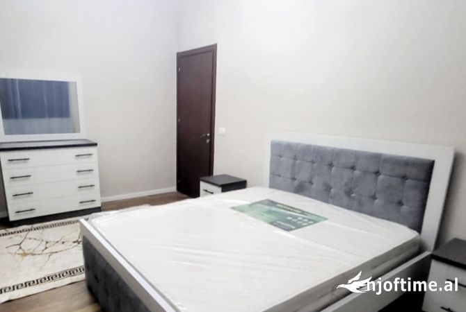 Shtepi me qera Apartament ne Tirane, 2+1, Mobilimi E mobiluar, Pagesa 800  Euro.