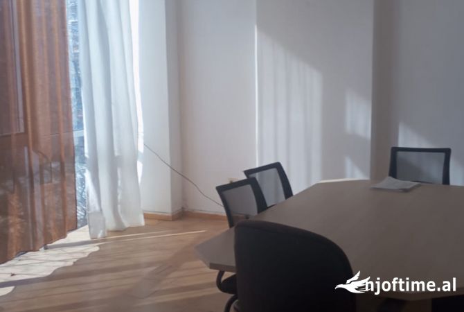 Ambient biznesi ne shitje 3+1 ne Tirane - 6,700,000 Leke
