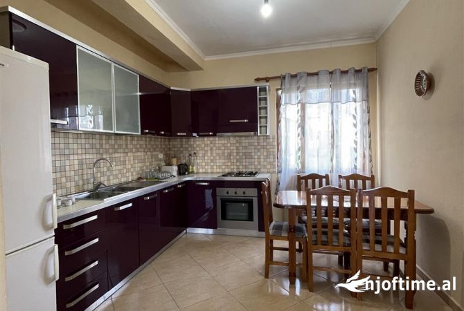 Shtepi me qera Apartament ne Tirane, 3+1, Mobilimi E mobiluar, Pagesa 450  Euro.