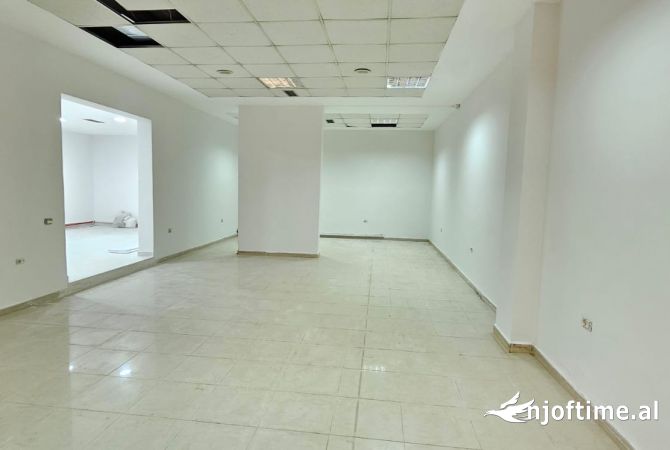 Jepet ambjent 270 m2 , prane komunes , rr petro korcari