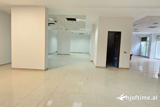 Jepet ambjent 270 m2 , prane komunes , rr petro korcari