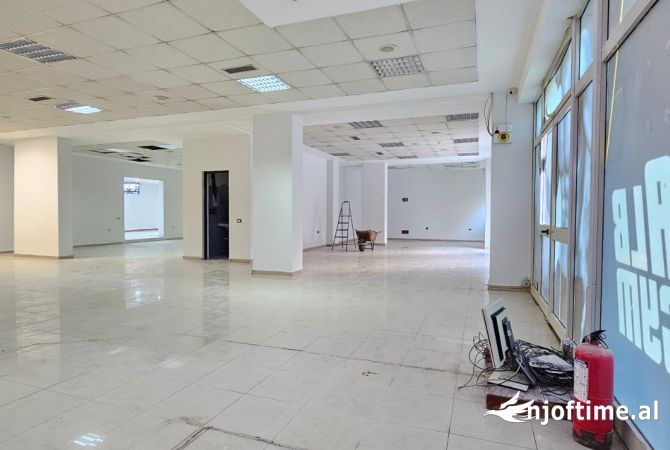 Jepet ambjent 270 m2 , prane komunes , rr petro korcari