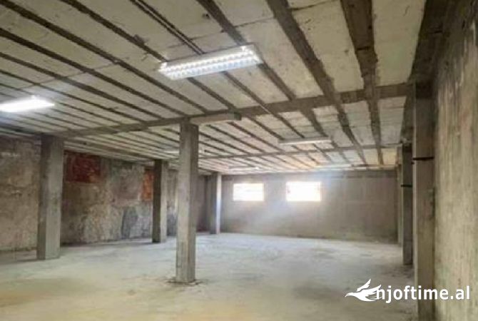 Jepet magazine 2 kateshe me qera ne Sauk , (mund te ndahet ne 2 pjese)