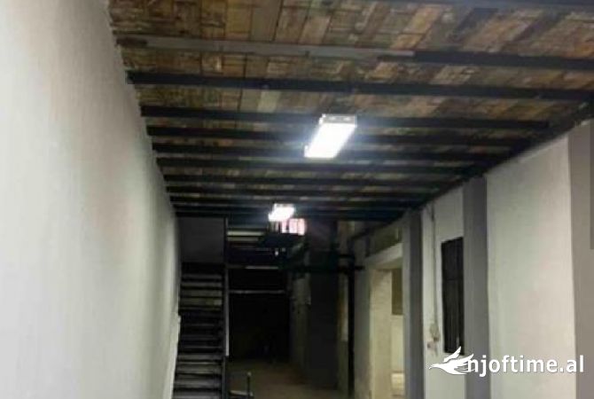 Jepet magazine 2 kateshe me qera ne Sauk , (mund te ndahet ne 2 pjese)